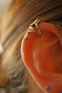 Silver or Gold tree frog ear cuff, ear cuff jacket, no piercing needed. Fake cartilage ear cuff featuring a cute tree frog in antiqued gold or silver. Gently pinch the tree frogs feet for a perfect fit! Ear cuff is perfect for a cartilage earring. For more body piercing jewelry MidnightMojo: Cartilage Ear Cuff, Gold Jacket, Engagement Ring Rose Gold, Tree Frog, Gold Tree, Gold Ear Cuff