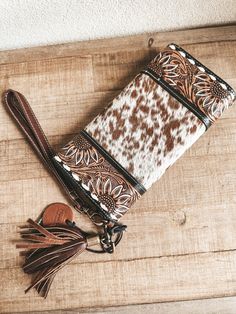 Cowhide Leather Purse, Western Wallets Woman, Western Christmas Gift Ideas, Branded Cowhide, Western Purses And Handbags, Country Purses, Western Gift Ideas, Western Wristlet, Cowgirl Purse