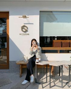 Pose In Cafe Shop, Coffeshop Outfits, Korea Poses Ideas, Cafe Pose Ideas Aesthetic, Korean Ig Feed Ideas, Coffee Poses Photo Ideas, Korean Photoshoot Aesthetic