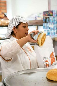 El pan es para los mexicanos cosa de todos los días, ya sea que provenga del local que está en la esquina de cada casa o de una tienda deli o gourmet.  En Ciudad de México existen más de 3 mil panaderías* (más las clandestinas). Algunas de ellas dan servicio desde hace más de un siglo y otras tantas se adaptan a las nuevas exigencias del público. Las panaderías de tradición como La Vasconia y La Ideal ofrecen piezas de las bollerías española y francesa adaptadas a recetas de antaño. Comfort Food, Boutique