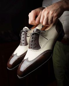 ❤️Step into sophistication with the Evadne Brogue Wingtip Spectator Oxfords, crafted meticulously for the modern gentleman. These striking shoes are a perfect blend of classic and contemporary design, ideal for those who appreciate fine craftsmanship and timeless elegance.❤️ ❤️Design and Craftsmanship❤️ 👉Premium Leather: Made from high-quality brown and white leather, these Oxfords boast a luxurious feel and durability that only gets better with time. 👉Brogue Detailing: Intricate brogue patter Mens Italian Dress Shoes, White Dress Lace, Mens Dress Hats, Spectator Shoes, Dress Up Shoes, Quality Leather Boots, Shoes Formal, Shoe Making, Italian Suit