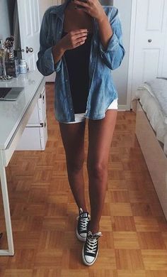 Converse and white shorts Summer Outfits With Sneakers, Sneakers And Jeans, Outfits With Sneakers, Chique Outfit, Looks Pinterest, Jeans And Converse, Jean Shirt, Look Short