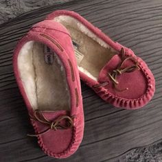 New W/O Tags! Pink Casual Moccasins With Round Toe, Casual Pink Moccasins With Round Toe, Pink Round Toe Casual Moccasins, Casual Pink Slip-on Moccasins, Winter Pink Slippers With Soft Sole, Pink Winter Slippers With Soft Sole, Pink Slippers With Rubber Sole And Round Toe, Pink Slippers With Round Toe And Rubber Sole, Pink Slip-on Slippers With Soft Sole