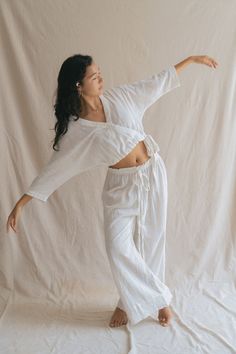 Flow Pants Off White - The Perfect Loose Cotton Pants For Meditation Indian Yoga Clothes, Linen Yoga Clothes, Organic Loungewear, Kundalini Practice, Cute Yoga Outfit, Cotton Yoga Clothes, French Pirate, Yoga Style Fashion, Kundalini Yoga Clothes