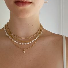 métier Aesthetic Gold, Minimal Gold, Classic Outfit, Layering Necklaces, Herringbone Chain, Necklace Layered, Pearl Strand, Necklaces Gold