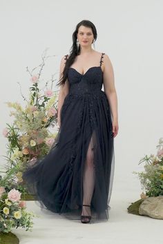 Zapaka Women Navy Plus Size Prom Dress A Line Spaghetti Straps Party Dress with Appliques – ZAPAKA Black Prom Gown Plus Size, Plus Suze Prom Dresses, Dark Red Prom Dress Plus Size, Navy Blue Prom Dresses Plus Size, Navy Bridesmaid Dress Plus Size, Curvy Bridesmaid Dresses, Prom Dress A Line, Plus Size Prom Dress, Navy Blue Prom Dresses