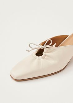 Mules de piel color crema con tacón bajo
Nuestro superventas Rosalind ha evolucionado hasta convertirse en esta obra maestra donde la elegancia y la sofisticación convergen. Los mules Amar están confeccionados en piel color crema, cuentan con una parte superior enhebrada con un cordón y una punta alargada, y reposan sobre un tacón bajo.