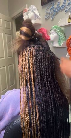 Knotless Braids With Skunk Patch Color, Brown Skunk Stripe Braids, Peekaboo Bohemian Braids, Skunk Stripe Braids Knotless, Ginger And Black Braids, Skunk Stripe Knotless Braids, Color Combos For Braids, Braids With Brown