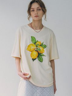 This is vanone atelier’s t-shirt is perfect for daily wear during the hot summer months. Made from soft, lightweight material that has undergone special processing to minimize fabric distortion, it features a refreshing graphic that enhances its cool feel. The relaxed silhouette ensures comfortable wear and pairs well with any bottoms, making it versatile for various styling options. - Ideal for daily wear- Can be paired with different bottoms to create various looks- A basic item that complements any outfit well White T-shirt With Lemon Print For Summer, White Short Sleeve T-shirt With Lemon Print, White Crew Neck T-shirt With Lemon Print, Cotton T-shirt With Lemon Print, Short Sleeve, Cotton Short Sleeve T-shirt With Lemon Print, White Lemon Print T-shirt For Summer, Summer Lemon Print Graphic Tee, Summer Short Sleeve T-shirt With Lemon Print, Short Sleeve Lemon Print T-shirt For Summer