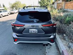 the back end of a gray toyota highland