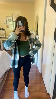 Ways To Style A Flannel Shirt, Legging Flannel Outfit, How To Make A Flannel Shirt Look Cute, Fits With Flannels, Plaid Shirt And Leggings Outfit, Leggings Outfit Flannel, Flannel Fall Outfits Women, Lesbian Flannel Outfit