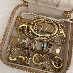 Jewelry Organizer Aesthetic, Organizer Aesthetic, Chunky Gold Jewelry, Xoxo Jewelry, Preppy Jewelry, Jewelry Accessories Ideas, Chunky Jewelry, Fancy Jewellery, Jewelry Essentials