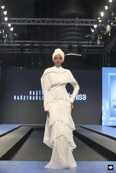 Modest High Fashion, Dubai Modest Outfits, Modest Dubai Outfits Ideas, Desert Outfit Ideas Dubai Modest, Dubai Street Fashion, Hijab Runway Fashion Show, Modest Long Sleeve Thobe With Modesty Panel, Dubai Fashion Week, Jakarta Fashion Week