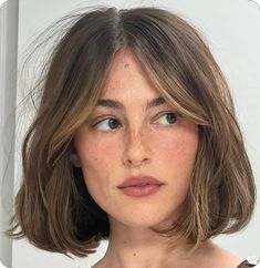 Honey Blonde Bob Hair, Bob Curtain Bangs Straight, Paris Bob Hair, Short Bob Side Bangs, Short Easy Haircuts, Honey Brown Hair Short, Straight Bob With Curtain Bangs, Honey Brown Short Hair, Short Honey Brown Hair