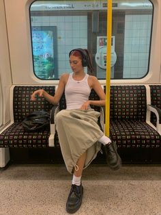 Hipster Hiking Outfit, London Skirt Outfit, Summer Outfit Maxi Skirt, London Ootd Summer, Fits With Maxi Skirts, Winter Cargo Skirt Outfit, Spring Fashion Inspo 2024, Cargo Skirt Summer Outfit, Styling A Cargo Skirt