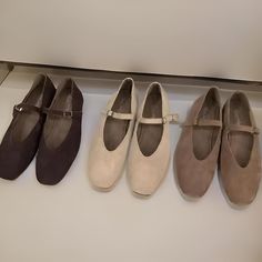 We are here to help you with finding it shoes for fall 2024 - suede flats. They are soft and super comfortable, perfect to wear the entire day. We offer trendy design and three different colours - dark brown, camel and beige. Fall Shoes Flats, Fall Flats, Shoes Fall, Suede Flats, Flats Shoes, Fall Shoes, Ballet Flat Shoes, Winter 2024, Ballet Flat