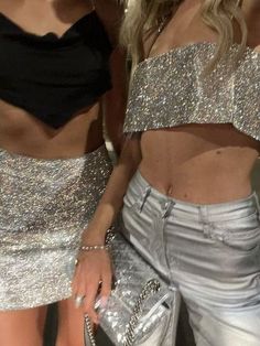 new years eve outfit: sequin top and silver pants Nye Look, Mode Gossip Girl, Outfit Pieces, Looks Pinterest, Statement Outfit, Paris Mode, Eve Outfit