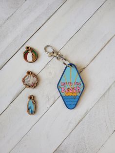 the keychain is decorated with an image of a beach scene and seashells