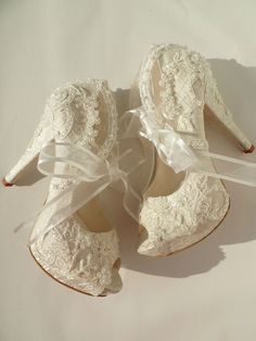 Hochzeitsschuhe Brautschuhe Ivory Stickerei von KUKLAfashiondesign قلادات متدلية, Wedding Shoes Lace, Cute Shoes Heels, Lace Shoes, Dream Wedding Ideas Dresses, Girly Shoes