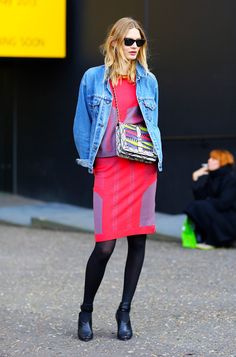 #FashionSnap #Fashion #London #Women #Girls #Streetshots #LEVIS #ANGELJACKSON | Street snap in London!  | Model: VIKTORIA SEKRIER | Jecket: Blue Denim LEVI'S Jacket | Top: Pink and Purple Print Top | Skirt: Matching Skirt | Bag: Mixed Print ANGEL JACKSON Bag | Shoes: Black Ankle Boots | Photo By Phil Oh | More fashion styles are at https://www.facebook.com/fashionsnap2013 Pencil Skirt Outfits Casual, Spring Skirt Outfits, Pencil Skirt Outfits, Nyc Girl, London Street Style, Indie Outfits, Fashion Weeks, Online Dress Shopping, International Fashion