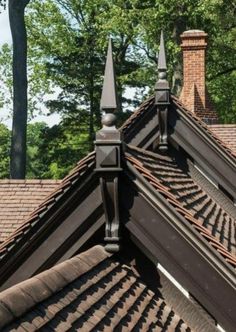 the roof of a building with many chimneys