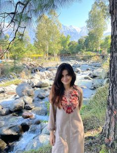 Kurta With Boots Women, Old Money Saree Aesthetic, Kashmiri Kurti Aesthetic, Himachal Pradesh Outfit Ideas, Winter Traditional Outfits, Kashmiri Phiran Outfit, Outfits To Wear In Kashmir, Kashmir Clothes, How To Style Kurti In Winters