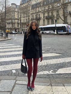 Red Tights Outfit, Red Tights, Skandinavian Fashion, Chique Outfits, Looks Street Style, Looks Chic, Autumn Outfit, Outfit Inspo Fall