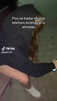 a woman kneeling down on the ground with her hand in her pocket and texting, povne kadar atada atsa telefono kirimyan o arkman o arkada arkara ark akada ark akadas