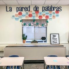 an empty classroom with desks and chairs in front of a sign that says la pared de palabras