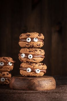 Halloween Spooky Chocolate Chip Nutella Cookies - Photo by © Reka Csulak Three Pod Studio Halloween Cakes And Cookies, Halloween Food Cookies, Halloween Cookies Photography, Halloween Sandwich Cookies, Halloween Bakery Ideas, Halloween Food Photography, Halloween Chocolate Treats, Chip Sandwich