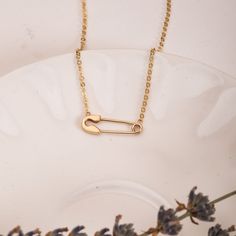 14K Real Solid Gold Safety Pin Necklace, Modern Geometric Necklace Perfect for Minimalist Look, Safety Pin Charm Layering Pendant For Women Material: Solid Gold (real gold, no gold-filled or no gold plated material) Karat: 14 K (585) Available gold color: Yellow, rose and white Pin width: 7.5 mm Pin length: 2.3 cm Wholesale requests are welcome. Safety Pin Necklace, Pin Necklace, Necklace Extender, Pin Pendant, Chain Extenders, Geometric Necklace, Name Jewelry, Modern Necklaces, Pet Necklace