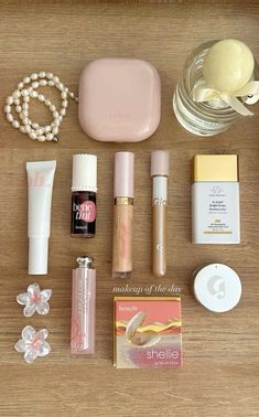 Haut Routine, Makeup Bag Essentials, Makeup Needs, Elegant Makeup, Makeup Items, Skincare Makeup, Makeup Essentials, Pretty Makeup