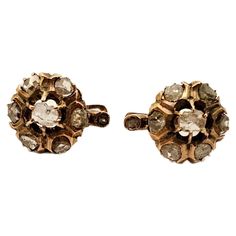 A pair of antique, Bourbon-style earrings in 9Kt rose gold. These button-shaped earrings are 13 mm in diameter. They are embellished with two central, rosette-cut Diamonds, measuring approximately 4x3 mm. Surrounding the center stones is a frame of 6 Diamonds each, again rosette-cut with a diameter of about mm 3. There are, in addition, two Diamonds set at the top. The clasp is a monachella closure with a pin and snap bar. Total weight is 4.50 grams. The condition of these earrings is very good, Selling Antiques, Antique Roses, Vintage Box, Contemporary Jewelry, Rose Gold Diamonds, Style Earrings, Stone Settings, Bourbon, Jewellery And Watches