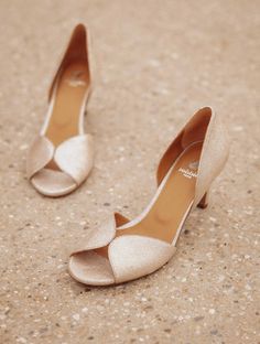 Discover our Bobbies women's low-heeled pumps for the spring-summer season. Fall for the Liz model in Iridescent Champagne colour Leather Wedding Shoes, Wedding Shoes For Bride, Champagne Heels, Shoes For Bride, Champagne Colour, Nude Colour, Fantastic Fashion, Wedding Of The Year, Cinderella Shoes