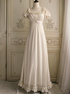 Immerse yourself in the elegance of the Regency era with this exquisite cream Bridgerton-inspired dress. Perfect for brides and special occasions, this gown combines vintage charm with luxurious details, making it a timeless addition to your wardrobe. Elegant Design: Featuring a classic Regency silhouette, this dress b Regency Era Nightgown, Regency Nightgown, Regency Silhouette, Regency Era Dress, Nontraditional Wedding Dress, Floral Applique Dress, Wedding Dresses High Low, Elegant Long Dress, Champagne Evening Dress