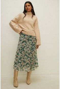 Garden Outfit, Printed Skirt Outfit, Midi Skirt Fall, Mom Uniform, Knitting Fashion, Parisian Chic Style, Midi Skirt Outfit, Tiered Midi Skirt, Petite Style