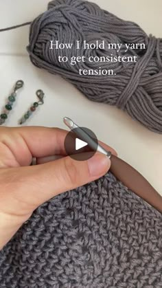 someone is knitting yarn with a crochet hook in their hand and the text reads, how i hold my yarn to get constant tension