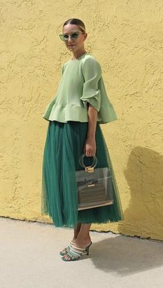 Green Dress Ideas, Good Outfits, Look Kylie Jenner, Dress Inspiration, Street Style Inspiration, Skirt Outfit, Stand Tall