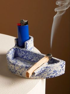 Hand Built Pottery Ashtray, Ceramics Ashtray Pottery, Cool Ceramic Ashtrays, Ceramic Pottery Ashtray, Ash Try Out Of Clay, Cute Ashtray Ideas, Diy Ceramic Ashtray, Diy Ashtray Ideas, Ashtray Pottery Ideas