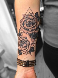 Le guide ultime d'un tatouage avant-bras pour femme (+44 idées uniques de conception) Diy Tattoo Ideas, Rose Tattoo On Arm, Simple Forearm Tattoos, Tattoo Diy, Forearm Tattoo Design, Cool Forearm Tattoos