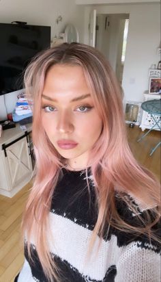 Pink Hair For Olive Skin, Pink Tint Blonde Hair, Blonde Pink Undertones, Pink Hair On Blond Hair, Pink Tinted Blonde Hair, Pale Pink Hair Dark Roots, Hair Inspo Color Light, Pink Light Brown Hair, Light Blonde Pink Hair