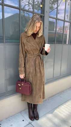 Australian Winter Fashion, Outfits Los Angeles, Aesthetic Overalls Outfit, Ireland Fashion, Perfect Spring Outfit, Suede Trench Coat, Oversized Grey Sweater