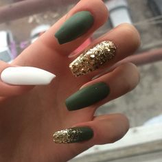 Gold And Emerald Nails Ideas, Matte Hunter Green Nails With Gold, Green Nails New Year, Dark Green Nails With Gold Flakes, Green And Gold Pedicure, Green Golden Nails, Matte Green Nails With Gold, Dark Green Nails With Gold