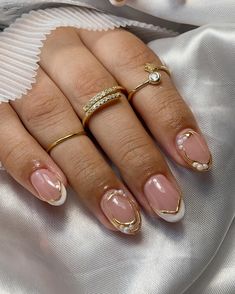 Softgel french relieve 💕✨ #softgel #uñassoftgel #softgelnails #unhassoftgel #rellenosoftgel #relieve #perlas #nails #uñas #rubbergel #gelrubber #rubberbase #rubberbasegel #guamuchil #uñasguamuchil #uñasenguamuchil #anillos #joyeria #guamuchilnails #uñasacrilicas #uñasacrilicasguamuchil #rings #jewelry #acrilicas #rubbergel #gelsemipermanente #gelish #uñasfrancesas #french #frenchie #uñasacrilicas #frenchnails uñas acrílicas guamúchil Short Nail Designs Elegant, Chrome Nails Natural, Frenchies Nails, Nails Con Relieve, Modern French Manicure, Picasso Nails, Colored Nail Tips, Red Gel Nails, Gel Toe Nails