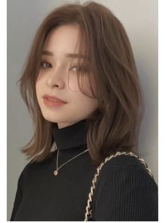 Semi Short Hairstyle Women, Healthy Hair Color Ideas, Semi Short Haircuts, Asian Shoulder Length Hair, Japanese Haircut Medium, Semi Short Hair, Pretty Short Hair, Caramel Blonde Hair