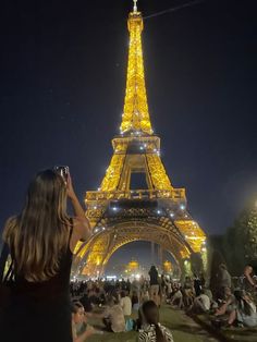 Anna and the French kiss aesthetics from the book about Anna Oliphant and Etienne St. Clair written by author Stephanie Perkins. Young love in the most romantic city, Paris in France. College/University romance book. TikTok, Booktok Eiffel Tower Pics, Girl In Paris, Paris Travel Photography, Eiffel Tower At Night