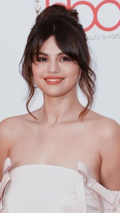 Selena Gomez Messy Bun, Selena Gomez Curtain Bangs, Top Knot With Bangs, Selena Gomez Bangs, Bride Makeup Asian, Maria Gomez, Selena Gomez Hair, Hair Rainbow, Side Curls