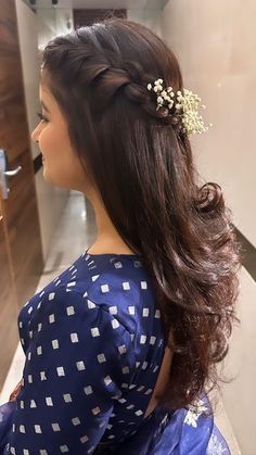 Bridesmaid Hairstyles For Lehenga, Open Hair Traditional Hairstyle, Open Braided Hairstyles, Hairstyles For Mrg, Herstyler Hair Wedding, Open Hair Saree Hairstyles, Hair Styles For Sangeet Ceremony, Traditional Hair Styles For Saree, Hairstyles Open Hair Wedding