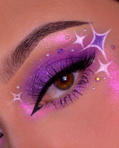 Purple Themed Makeup Looks, Rave Makeup Purple, Creative Birthday Makeup Looks, Polka Dot Eye Makeup, Funky Eyeshadow Looks, Pink Purple Makeup Looks, Pink Purple Eyeshadow Looks, Purple Rave Makeup, Eyeshadow Inspo Creative