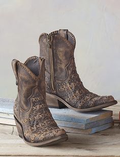 Buttersoft, handcrafted boots are an ode to the Wild West, signed with one-of-a-kind Xs and Os in stitches and studs. Das Boot, Handcrafted Boots, Estilo Hippie, Cute Boots, Cow Boy, Cowgirl Style